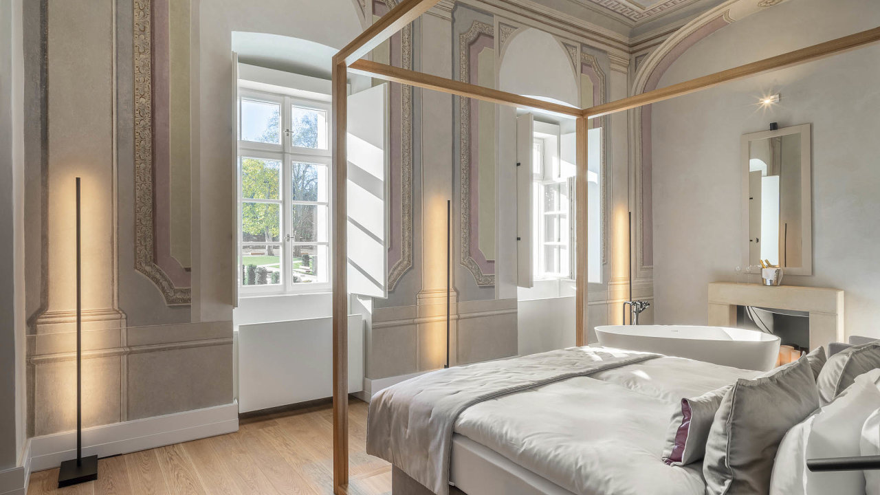 Minimalistick design vhotelu Clara Futura kontrastuje spvodnmi stropnmi freskami renesannho zmku.