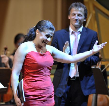 Italsk opern hvzda Cecilia Bartoliov a francouzsk dirigent Jean Christophe Spinosi pi dkovace na praskm koncertu