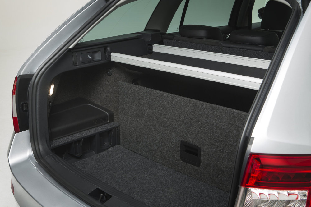 Nová Škoda Octavia Combi Síť upevněná v horní části kufru slouží jako úschovna kabátu.