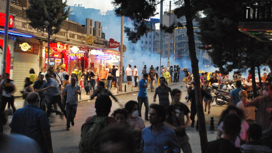 Obrovsk demonstrace zaplavily Turecko