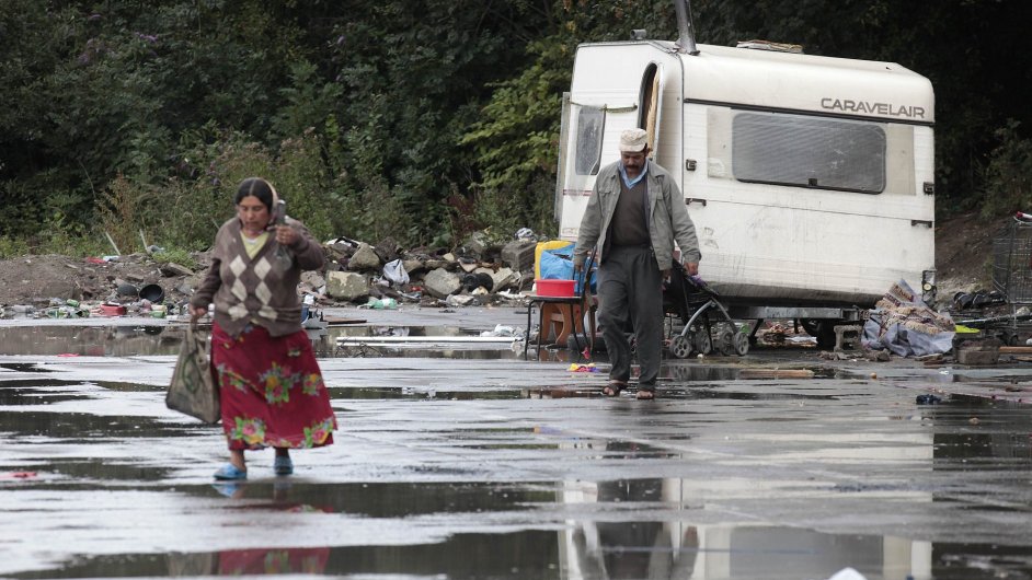Romsk rodina opout svj karavan z vyklzenho tbora u Lille