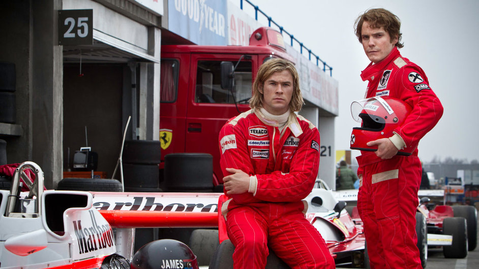 Rivalov James Hunt (Chris Hemsworth, vlevo) i Niki Lauda (Daniel Brhl) stupuj sv schopnosti za hranici monho