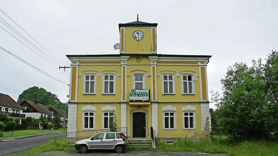 Bval radnice obce Prameny je na prodej.