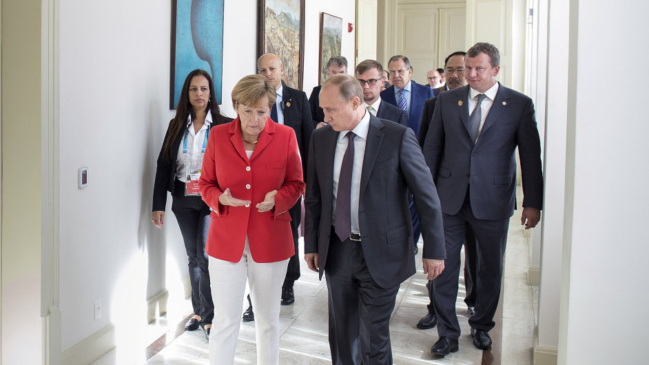 Nìmecká kancléøka Angela Merkelová a ruský prezident Vladimir Putin na recepci brazilské hlavy státu