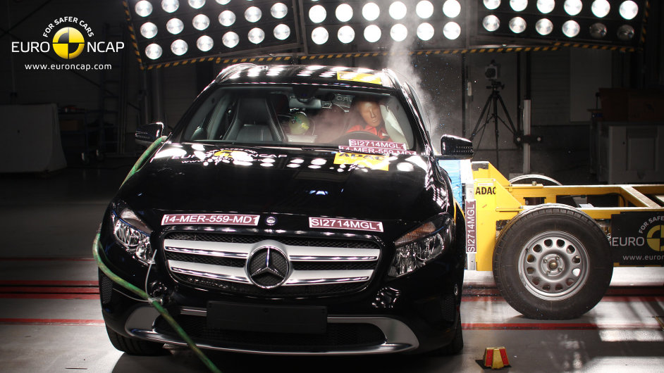 Mercedes GLA získal jako jediný vùz z pìti testovaných plných pìt hvìzd za bezpeènost.