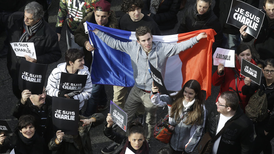 astnci tichho pochodu za obti teroristickho toku na redakci tdenku Charlie Hebdo v jihofrancouzskm Nice.
