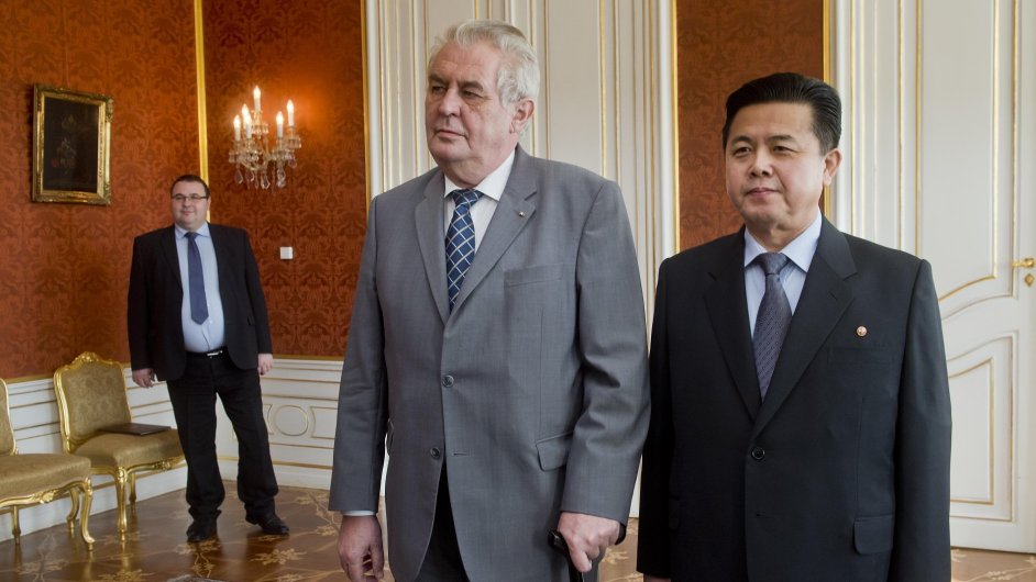 Prezident republiky Milo Zeman pevzal povovac listinu novho velvyslance Korejsk lidov demokratick republiky Kim Pchjong-ila (vpravo).