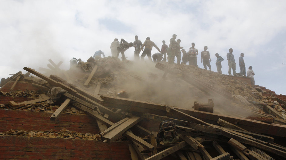 Dobrovolnci odstrauj sutiny zcen budovy v Kthmnd