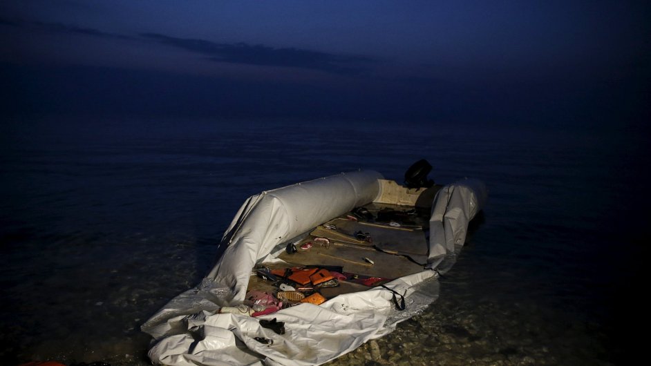 Napl vyfoukl lun vyfocen krtce pot, co uprchlci a migranti doshli behu eckho ostrova Lesbos