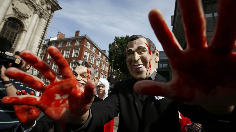 Demonstranti s maskami Tonyho Blaira a George Bushe