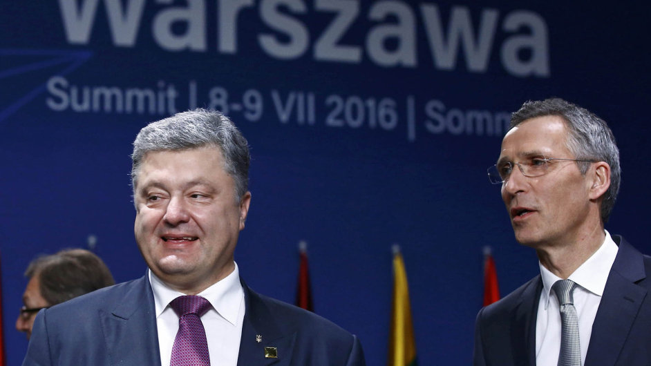 NATO mus Rusku ukzat, e je jednotn a siln, ale souasn ochotn s nm jednat, k Jens Stoltenberg, na snmku s prezidentem Ukrajiny Petrem Poroenkem.