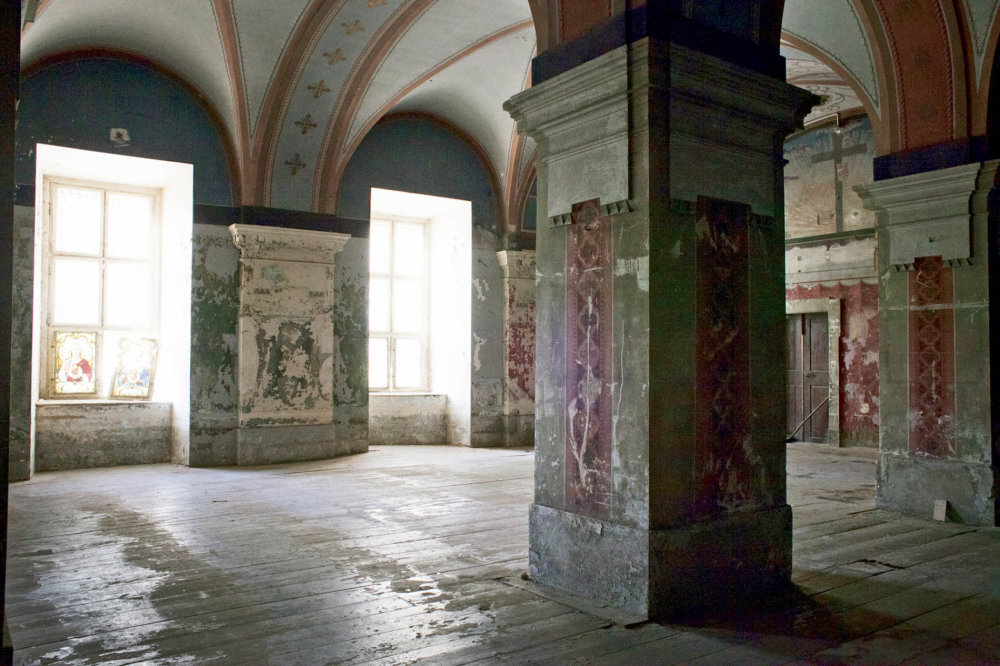Kaple sv. Kříže, kde stál oltář vyrobený z pušek a nábojnic. Kaple sv. Kříže, kde stál oltář vyrobený z pušek a nábojnic.