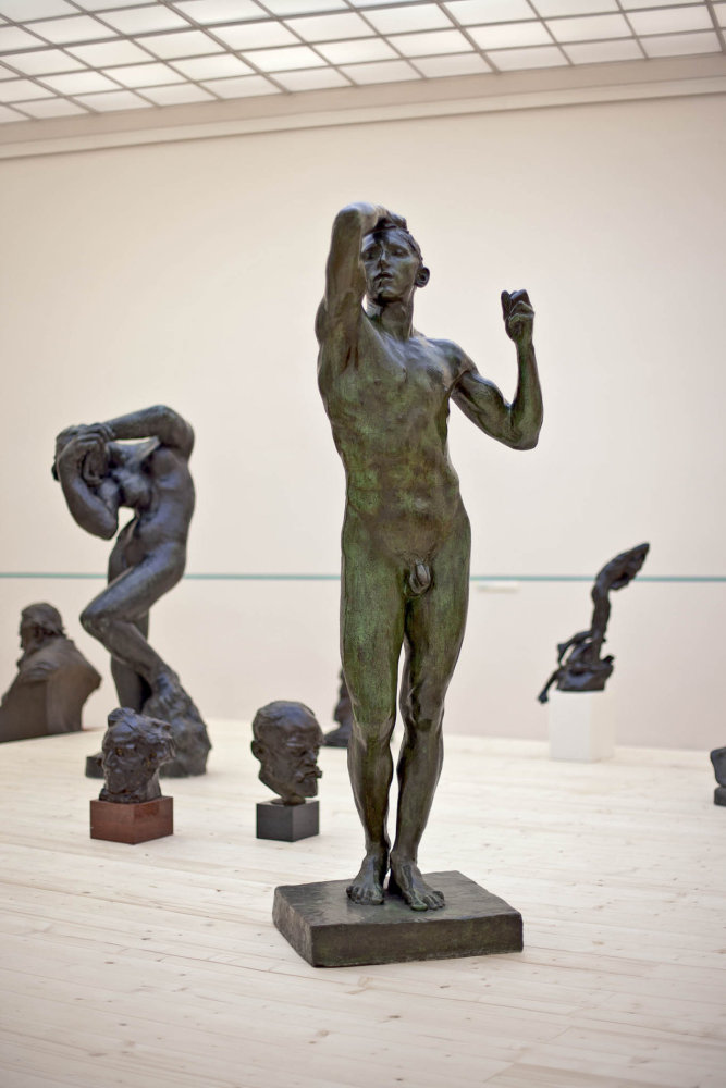 Pohled do expozice, v popředí socha Augusta Rodina Kovový věk z roku 1876 Pohled do expozice, v popředí socha Augusta Rodina Kovový věk z roku 1876