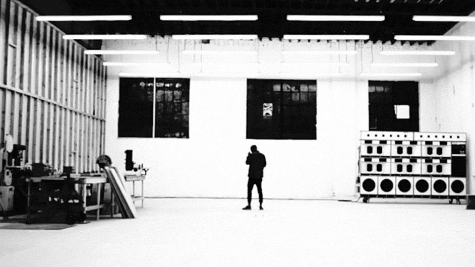 Obrzek z ernoblho videa doprovzejcho album Franka Oceana nazvan Endless.