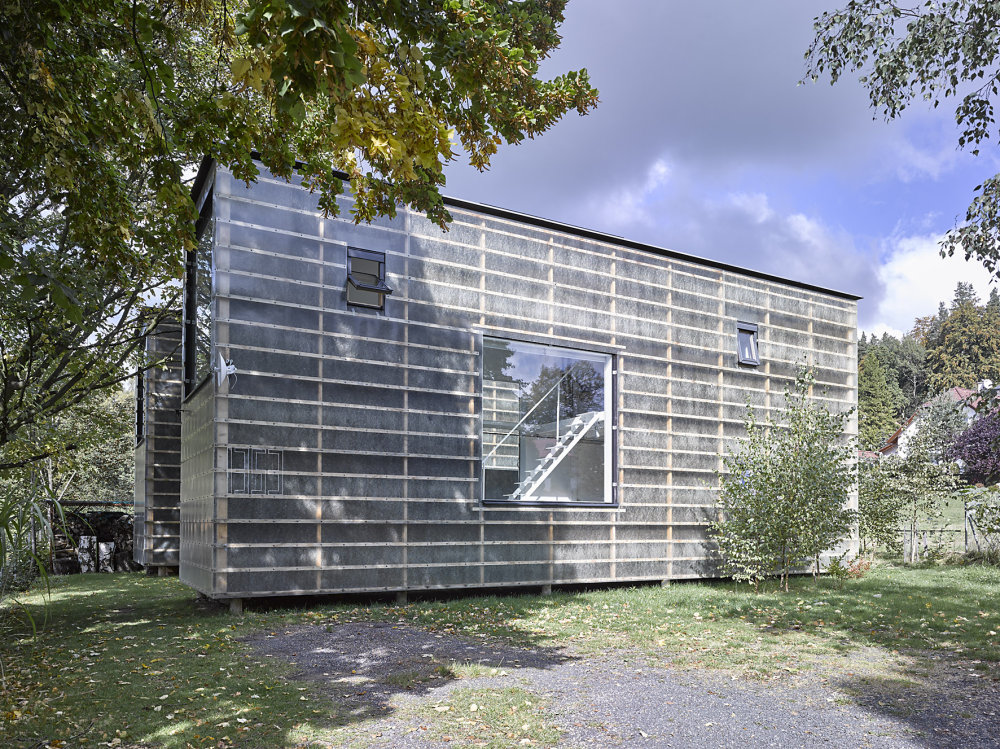 Zen-Houses Obvodové stěny, podlaha, střecha a vložené stropní konstrukce jsou z dřevěných komponentů, stejně jako druhá vrstva ploché střechy.