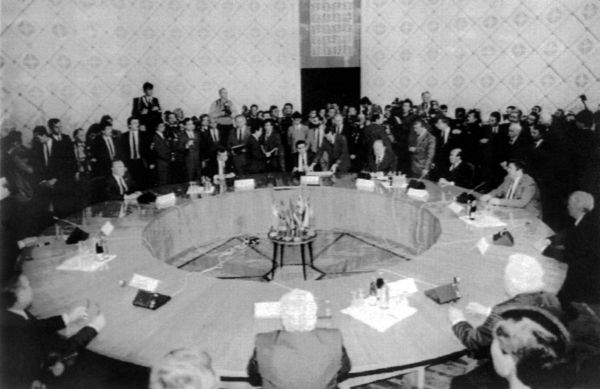 P�ed 25 lety, 8. prosince 1991, podepsali politici Ukrajiny, B�loruska a Rusk&eacute; federace takzvanou b�lov�skou dohodu o vytvo�en&iacute; Spole�enstv&iacute; nez&aacute;visl&yacute;ch st&aacute;t� (SNS).