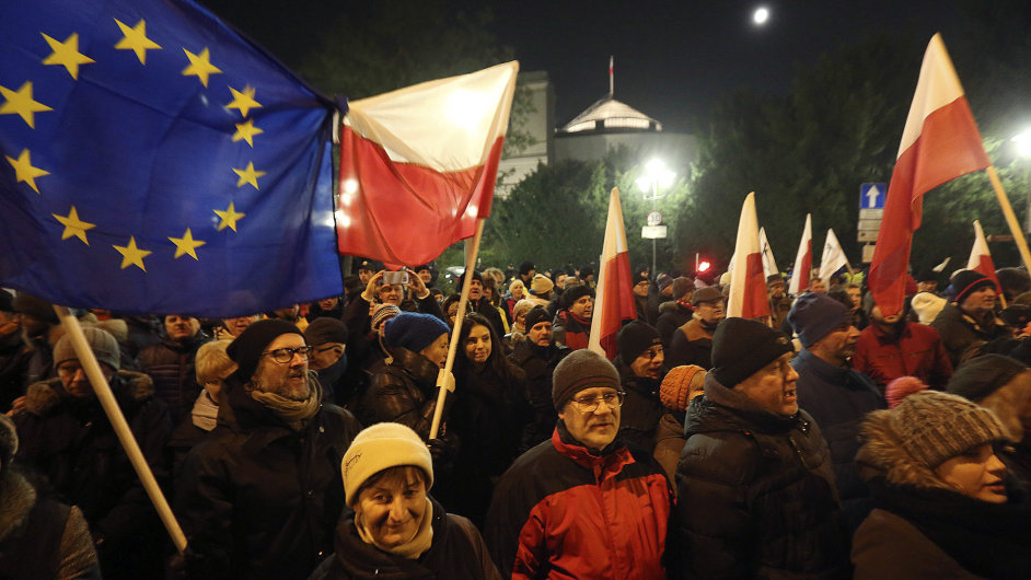 Polsko, protesty, budova parlamentu Varšava. Prosinec 2016.