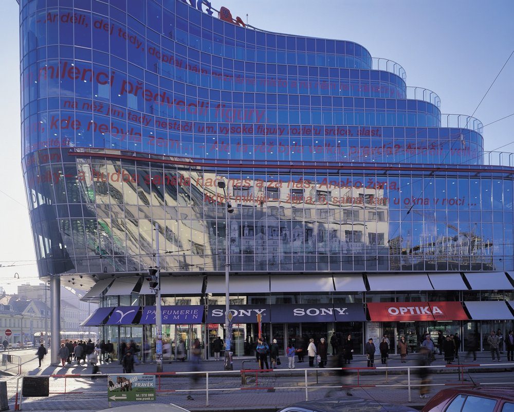 Budovu Zlatý Anděl navrhl Jean Nouvel a Sipral (mimo jiného) vymyslel, jak na ni