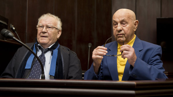 Za úmyslné hrubé zkreslení posudku ve prospěch Romana Janouška soud uložil dopravnímu znalci Jiřímu Dolečkovi podmíněný trest vězení v délce 18 měsíců.