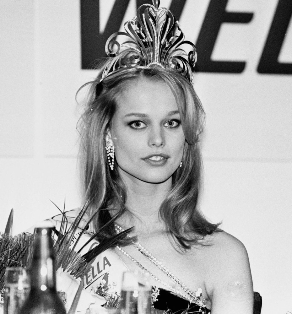 1999 - Helena Houdová. Modelka žijící střídavě v České republice a americkém New Yorku. Zajímá se o alternativní životní styly jako veganství a vitariánství.
