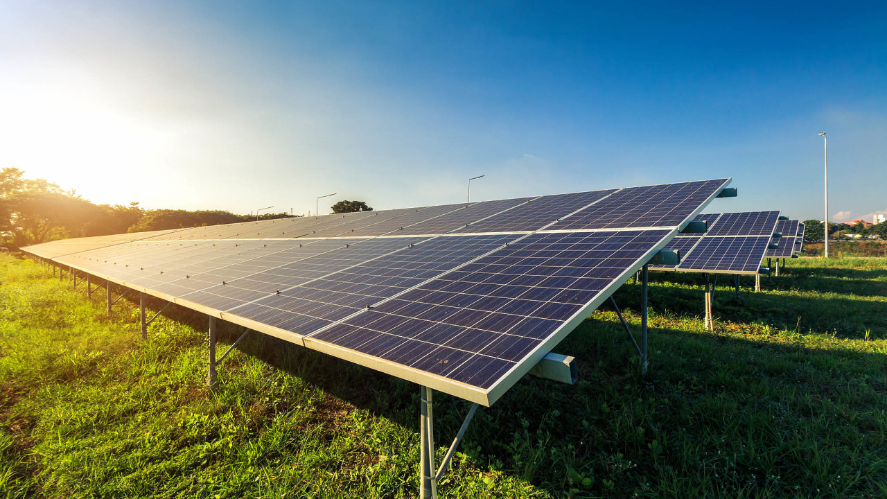 Kanceláø Eversheds Sutherland poskytovala právní služby fondu Eques Fotovoltaica pøi prodeji solárních parkù skupinì Jufa.