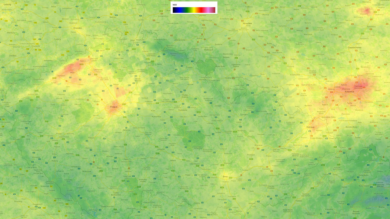 Družicové snímky výskytu oxidu dusièitého nad Èeskem se zprùmìrovanými hodnotami za 16. bøezen až 14. duben v roce 2019 a letos (tento snímek) zøetelnì ukazují zmenšování ohnisek zneèištìní.