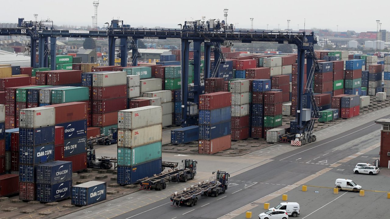Cena pøepravy jednoho kontejneru se zbožím se meziroènì zvýšila o více než 400 procent a aktuálnì se pohybuje kolem 12 tisíc dolarù.