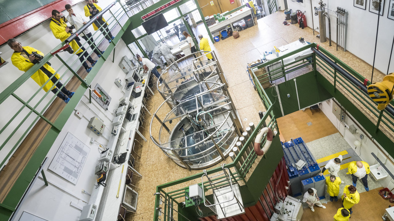 V hale budovy Fakulty jaderné a fyzikálnì inženýrské v pražské Libni bude od pøíštího roku v provozu nový experimentální reaktor. Na snímku je dosavadní reaktor Vrabec (VR-1).