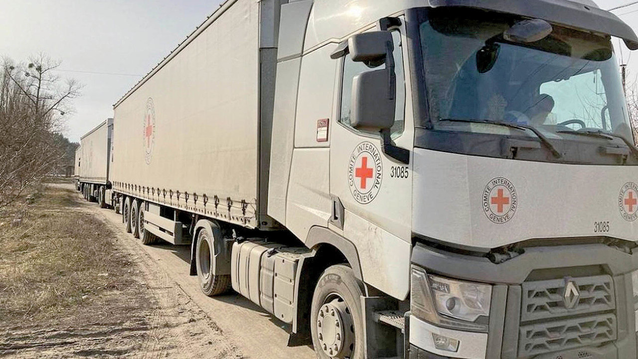 Kamiony Mezinárodního výboru Èerveného køíže pøivážejí materiální pomoc do Charkova na Ukrajinì.