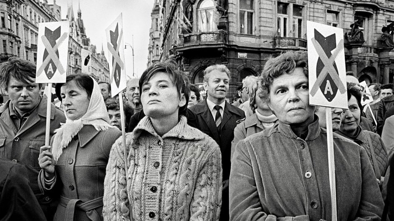 Demonstrace za mr proti americkm imperialistm, Praha 1983