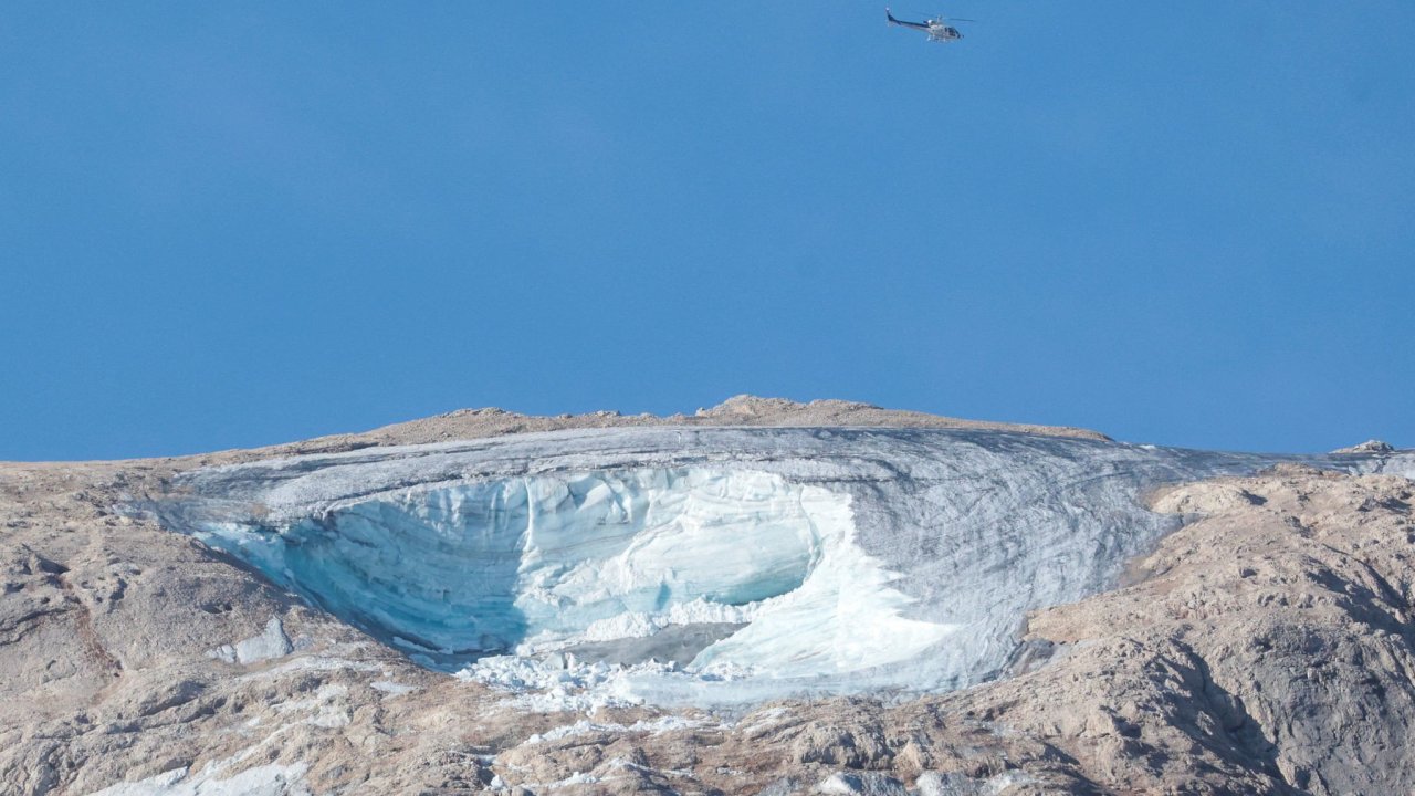 Ledovec se utrhl v nedìli poblíž vrcholu hory Marmolada, která je s 3343 metry nad moøem nejvyšší horou Dolomit.