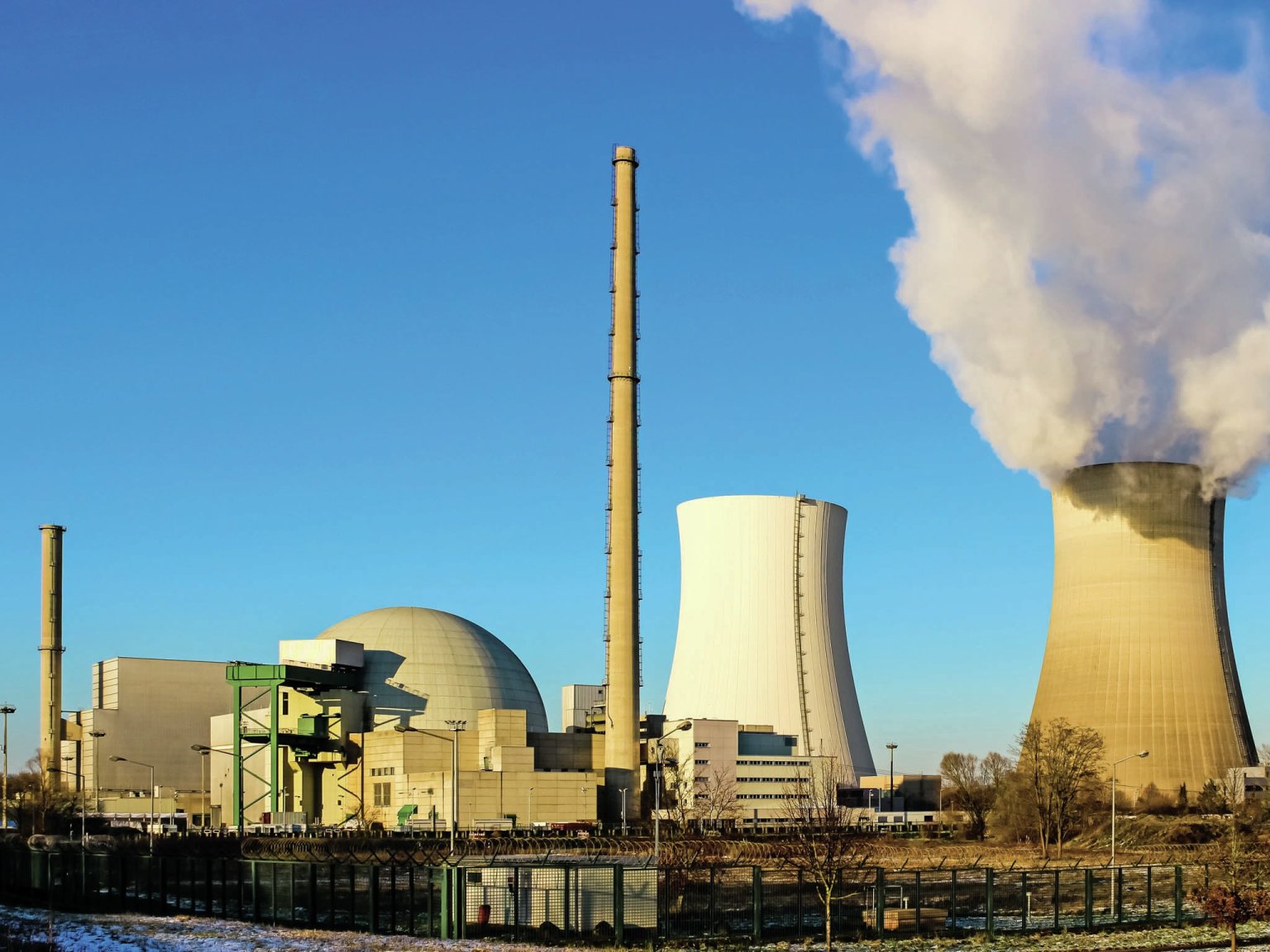 Dvì ze tøí posledních nìmeckých jaderných elektráren, které mìly na konci roku skonèit, zùstanou do dubna 2023 v pohotovostním režimu.