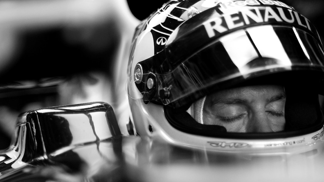 Snímek z Japonska roku 2011 zachycuje Vettela pøi kvalifikaci. Se zavøenýma oèima se koncentruje, „ète“ si v pamìti tra�, než na ni vyjede, a zvažuje, jak nejlépe zajet její jednotlivé úseky.