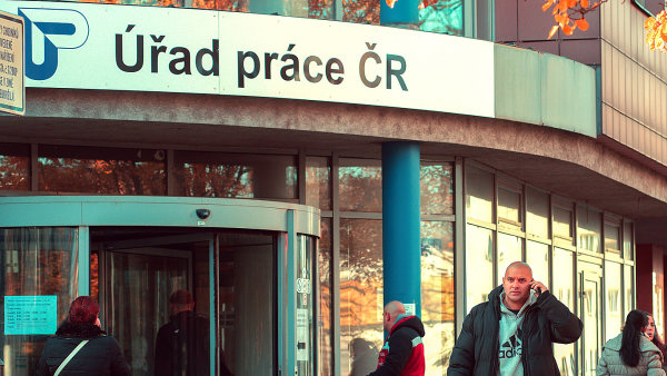 Stovky zaměstnanců úřadů práce opustí svá místa. Vedení slibuje, že všem nabídne jiné posty