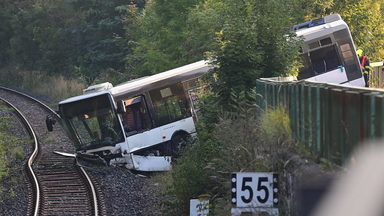 V Karlovch Varech spadl autobus MHD do kolejit