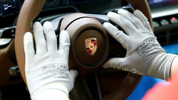 P�vodn� �lohu automobilky Porsche v koncernu VW p�eb�r� automobilka �koda...