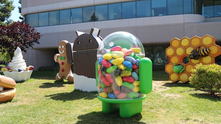 Socha maskota operaèního systému Android ve verzi Jelly Bean v Googleplexu
