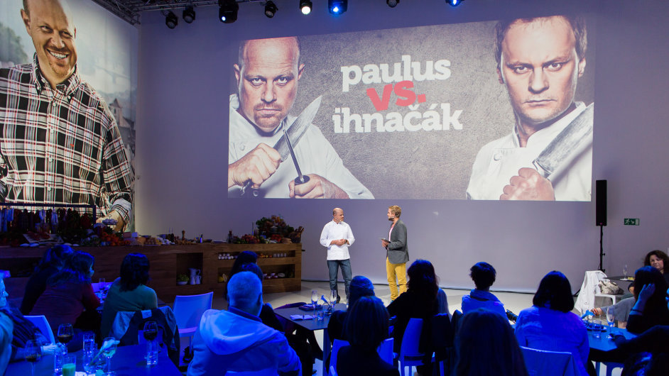 Tisková konference v pražské galerii DOX odhalila, co stojí za bojem na ostøí nože. Šéfkuchaøi Paulus a Ihnaèák se utkají v reklamì pro Lidl.