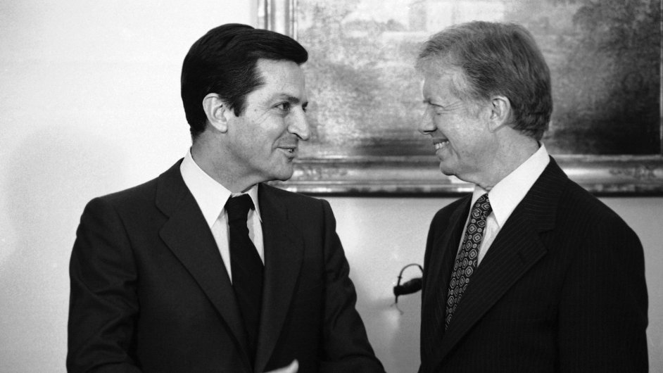 Zemel panlsk expremir Adolfo Surez. Na fotce s americkm prezidentem Jimmym Carterem v roce 1980.
