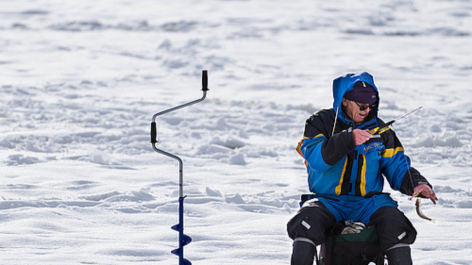 V Laponsku si vyzkoute, jak se chytaj ryby v zim.