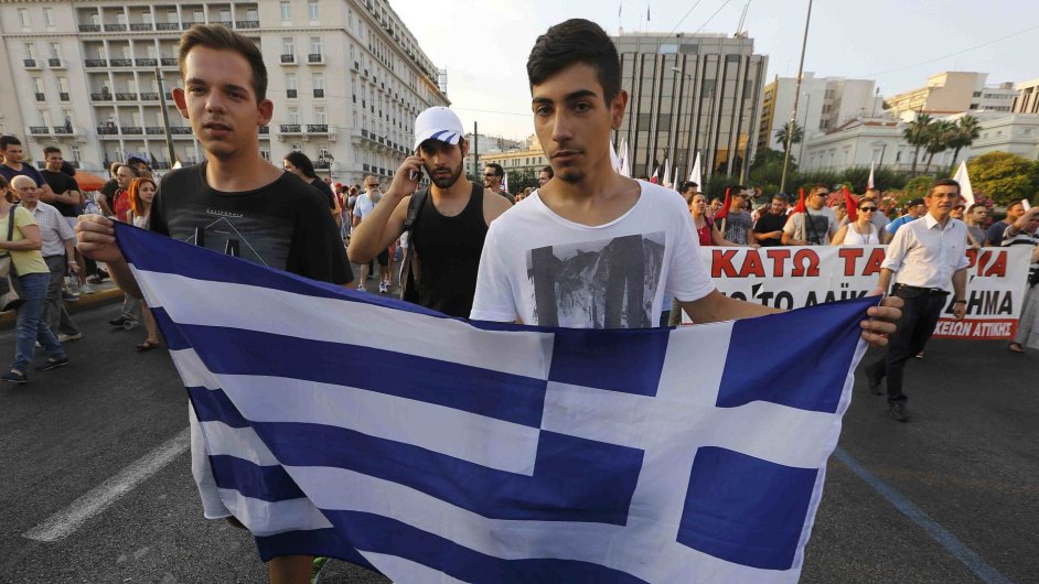 Proti postupu Tsiprase se ped parlamentem selo 7000 demonstrant.