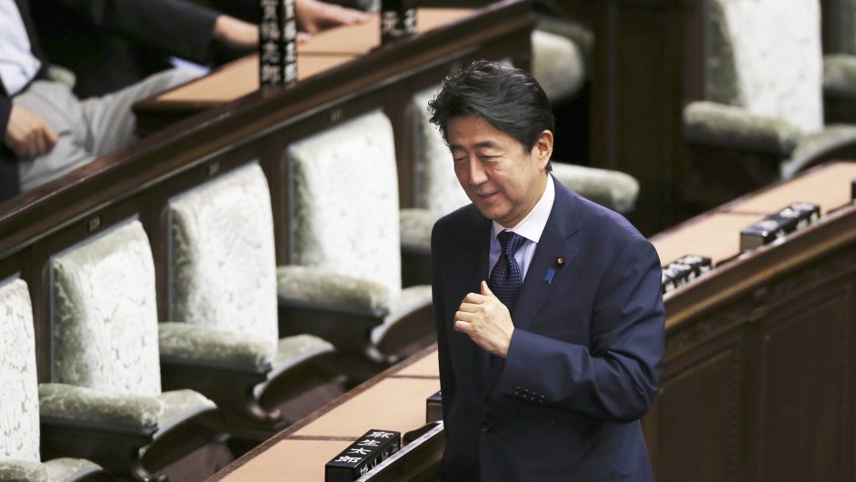 Japonsk premir inz Abe na schzi, kde byly schvleny nov bezpenostn zkony.