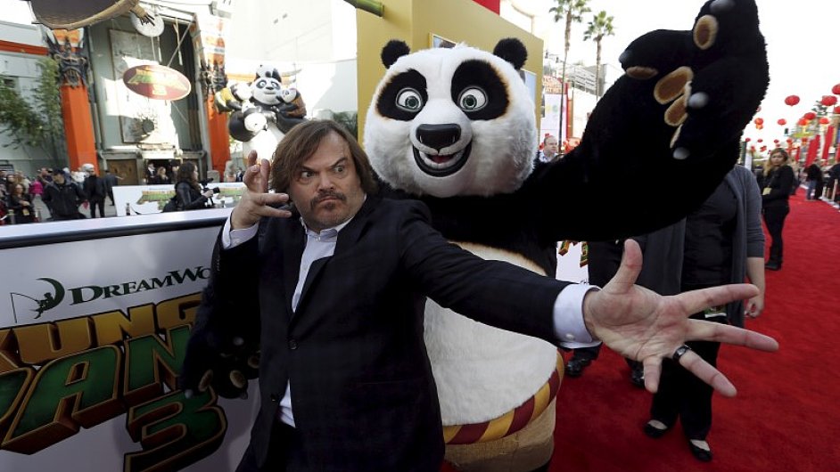 Herec Jack Black s maskotem postavy, kterou namluvil ve snmku Kung Fu Panda 3 z dlny DreamWorks Animation.
