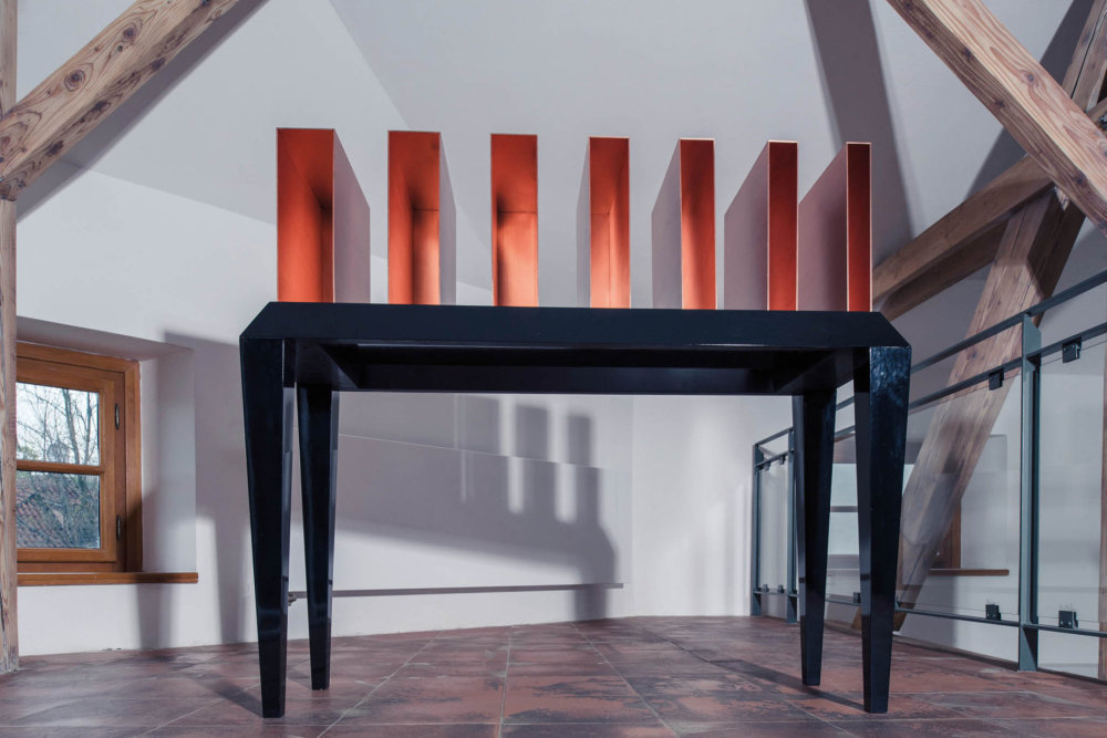 Knihovna od Ronyho Plesla v podkroví concept storu. V provedení pianový lak a speciálně kartáčovaná lakovaná měď byla vyrobena v jediném exempláři. Knihovna od Ronyho Plesla v podkroví concept storu. V provedení pianový lak a speciálně kartáčovaná lakovaná měď byla vyrobena v jediném exempláři.