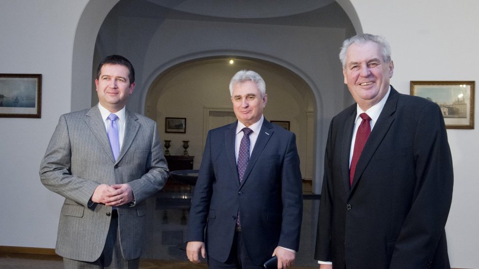 Prezident Milo Zeman (vpravo) s pedsedou snmovny a Sentu Janem Hamkem (vlevo) a Milanem tchem (uprosted).
