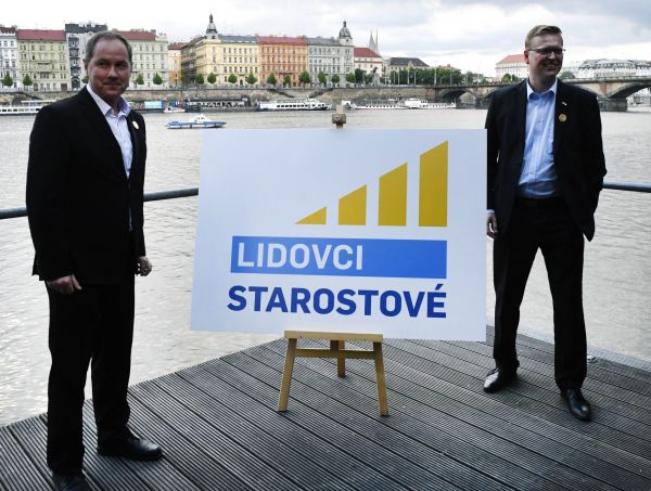 P�edsedov&eacute; Pavel B�lobr&aacute;dek (vpravo) a&nbsp;Petr Gazd&iacute;k je&scaron;t� v&nbsp;polovin� kv�tna sr&scaron;eli optimismem, deset procent se zd&aacute;lo lehce dosa�iteln&yacute;ch.