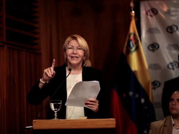 Gener&aacute;ln&iacute; prokur&aacute;torka Luisa Ortegov&aacute; je zast&aacute;nkyn&iacute; zesnul&eacute;ho prezidenta Huga Ch&aacute;veze. Tvrd&iacute;, �e se sv&yacute;m n&aacute;stupcem Nicol&aacute;sem Madurem by Ch&aacute;vez nesouhlasil.