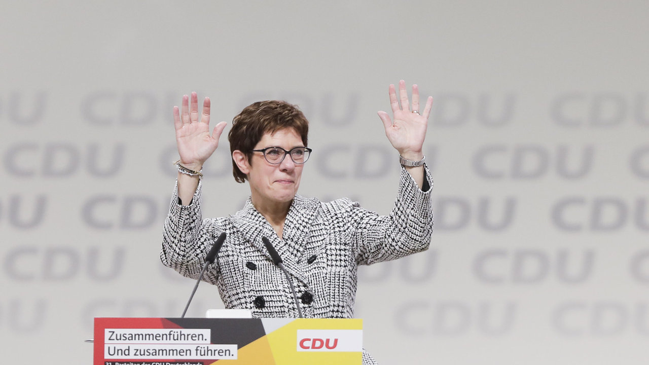 Annegret Krampov-Karrenbauerov zvtzila ve druhm kole, a stane tak v ele CDU.