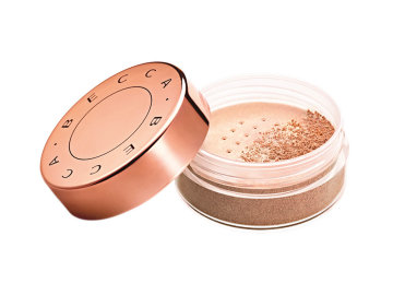 Jak rozzářit podzimní dny? Použijte sypký rozjasňovač Glow Dust značky BECCA, který obsahuje jemné mikro 3D perličky Champagne Pop. Vaši pleť vyhladí a ještě dodají pozoruhodně zářivý efekt.