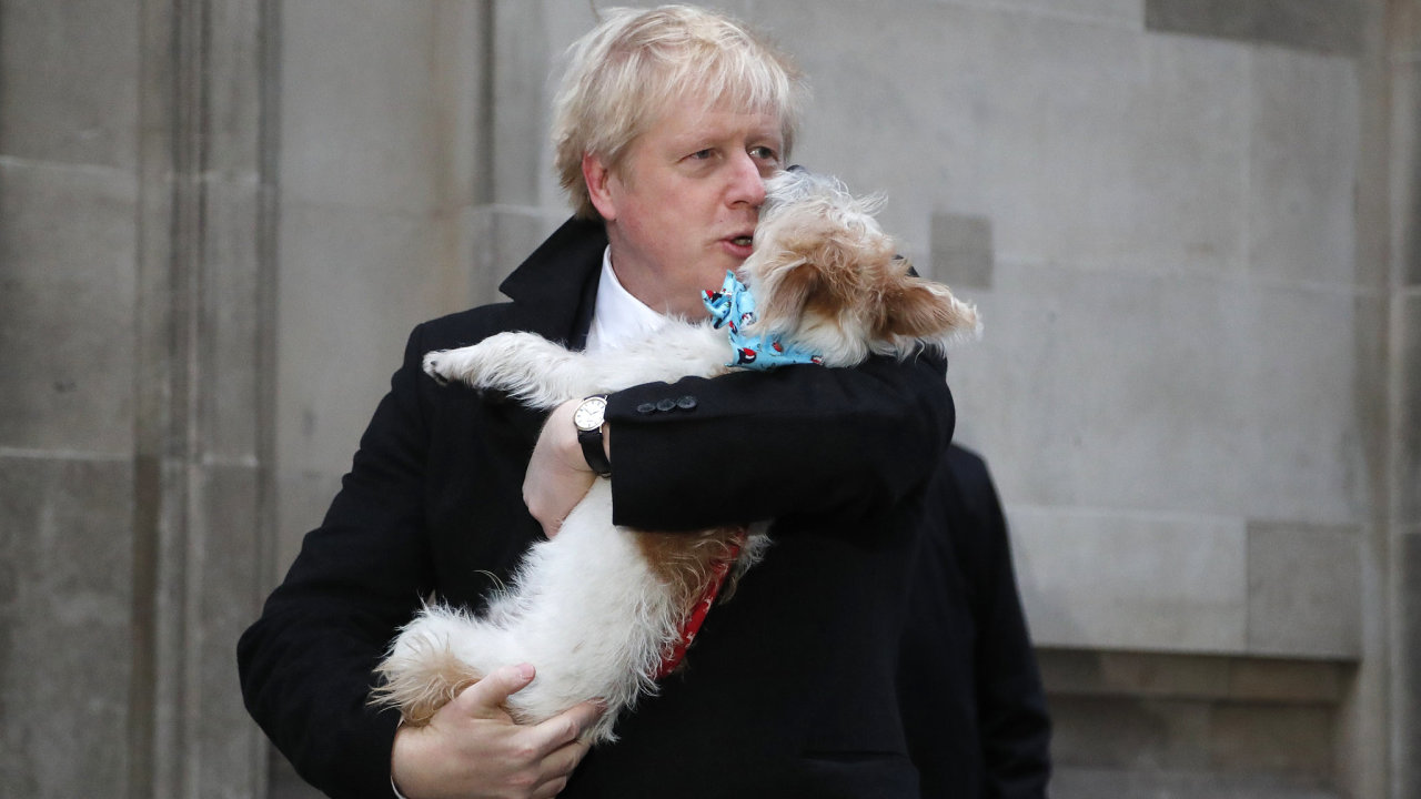 Borise Johnsona doprovodil na hlasovn v pedasnch britskch volbch do parlamentu jeho pes Dilyn.
